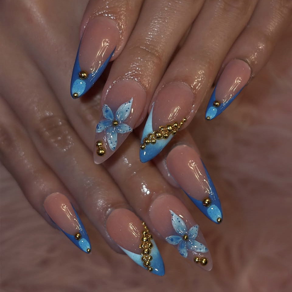 Nail Art Aesthetic - Nude nepnagels met roze blauwe bloemenprint,